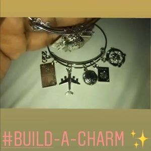 Traveling charms bracelet
